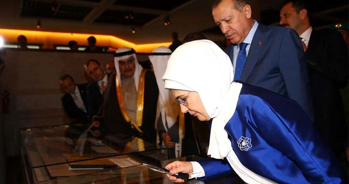Erdoğan Çifti Kuran Müzesinde 'Büyüteçle' İnceleme Yaptı