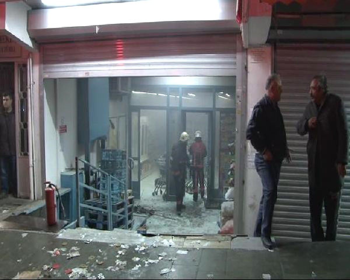 İstanbul'da Yüzü Maskeli Kişiler Markete Molotofla Saldırdı