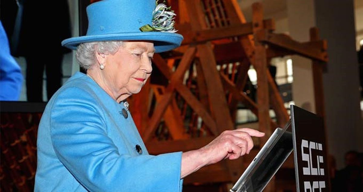 Kraliçe Elizabeth 140 Bin Lira Maaşla Tweet Atacak Eleman Arıyor