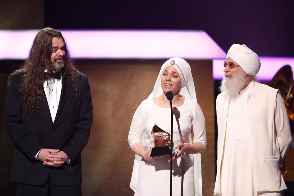 'White Sun' Grammy Ödüllerine Yerel Hint Kıyafetiyle Katıldı