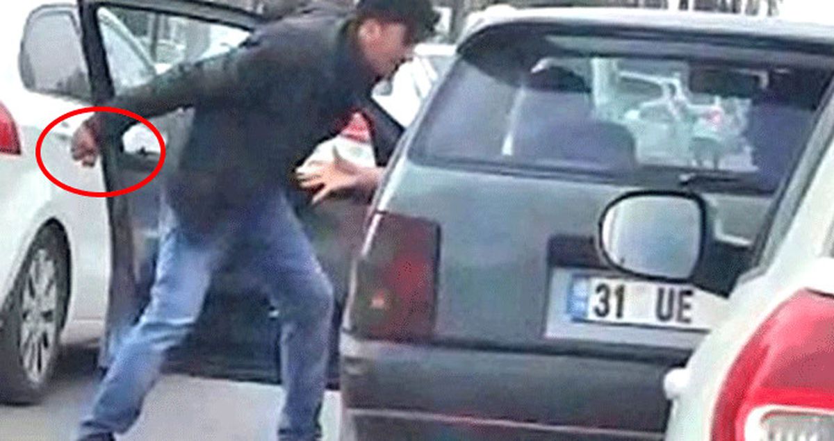 Yol Ortasında Otomobil Sürücüsünü Bıçakladılar