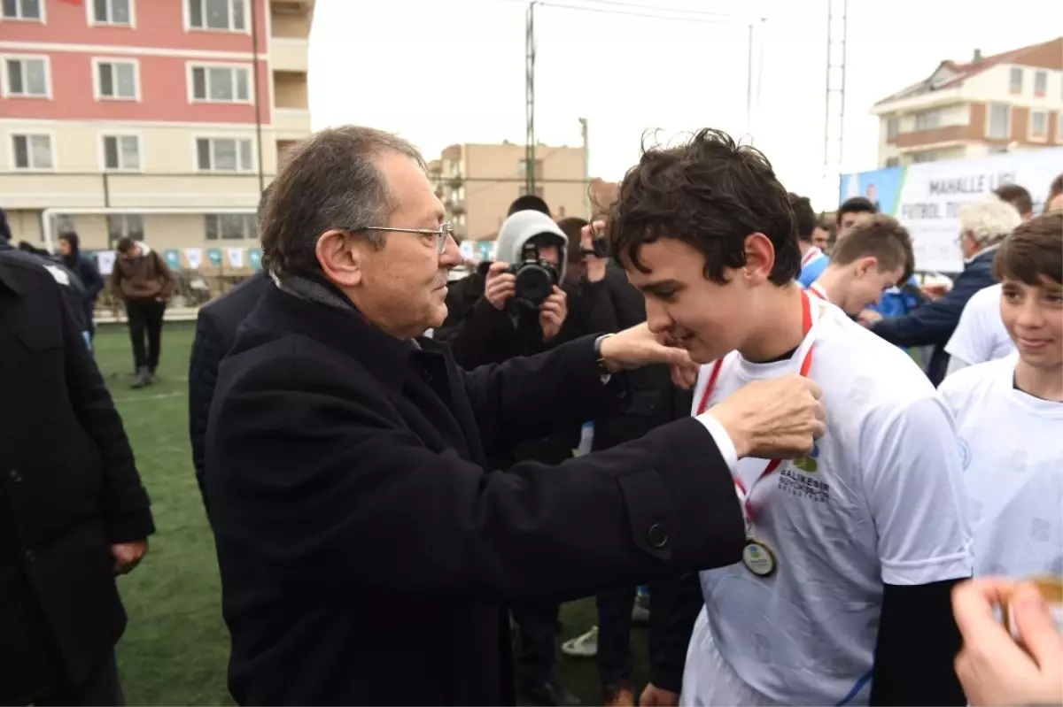Bandırma Şampiyonlarının Kupaları Başkan Uğur'dan