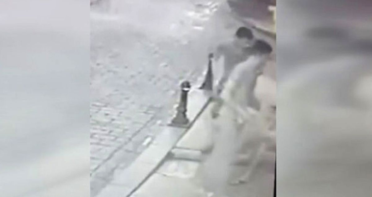 Bayrak Hırsızları Güvenlik Kamerasına Yakalandı