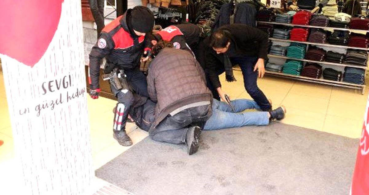 Çalışanlarıyla Tartıştığı Mağazayı Basan Adam Etrafa Rastgele Ateş Açtı
