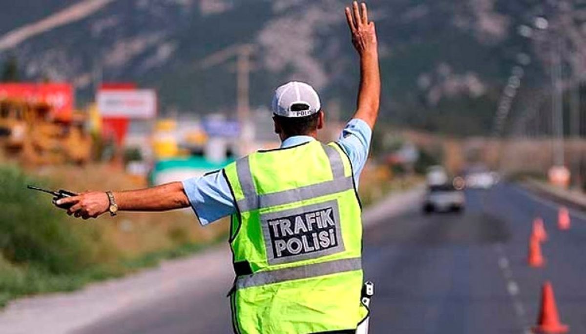 'Dur' İhtarına Uymayan Sürücü, Polise Çarptı: 1 Şehit