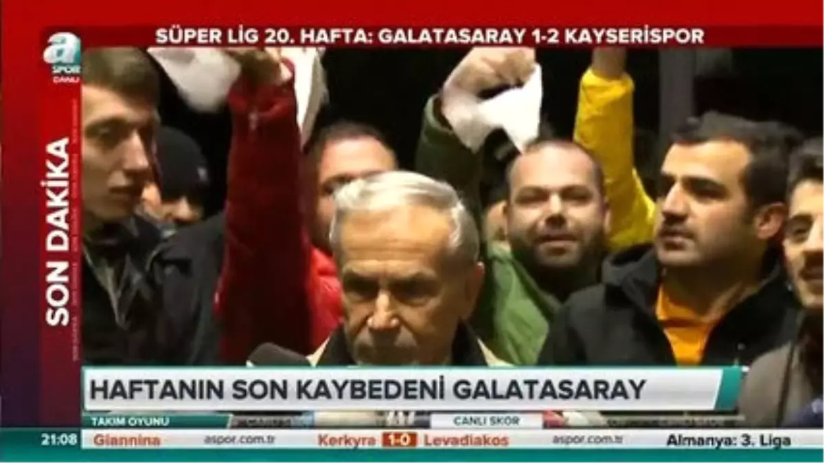 Galatasaray Taraftarından Cengöz Özyalçın'a Beyaz Mendil