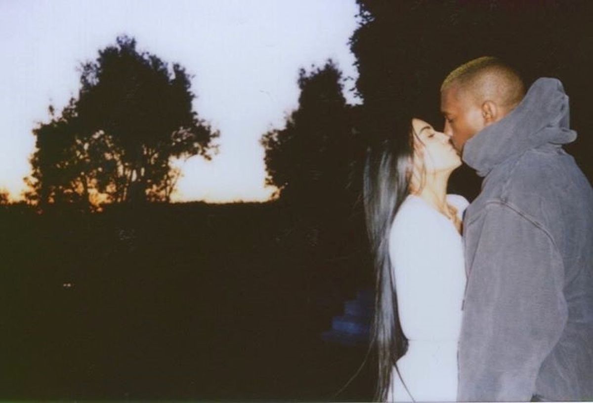 Kim Kardashian, Kocasıyla Öpüştüğü Pozu Instagram Hesabından Paylaştı