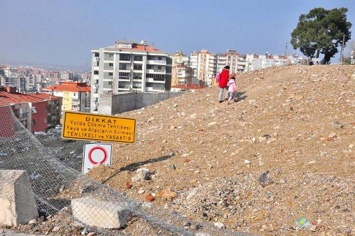 İzmir'de Öğrenciler, Okula Kayma Tehlikesinin Olduğu Yollardan Gidiyor