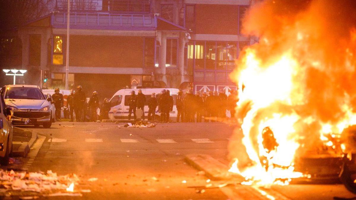 Paris'te Polisin Copla Tecavüzünü Protesto Edenler Karakolu Yaktı