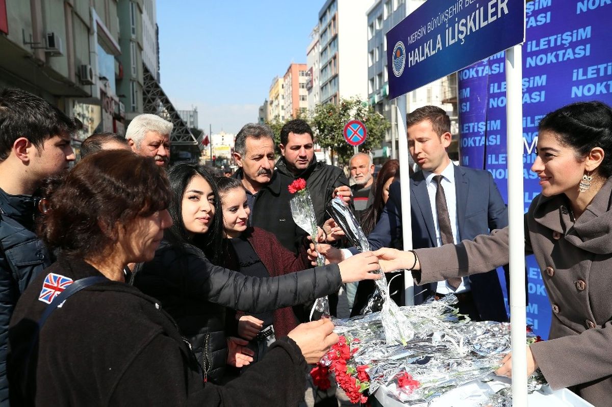 Büyükşehir Belediyesi, Sevgililer Günü'nü 2 Bin Karanfil ve Fular Dağıtarak Kutladı