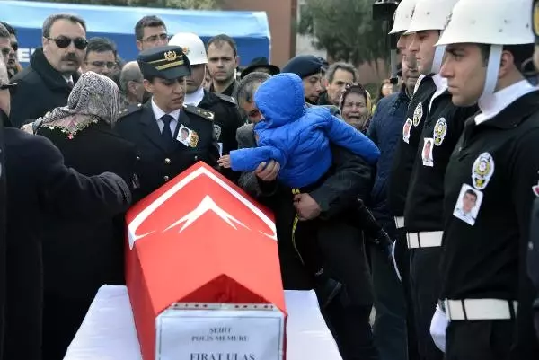 Dedesinin Kucağında Şehit Babasını Bekledi Dedesinin Kucağında Şehit Babasını Bekledi
