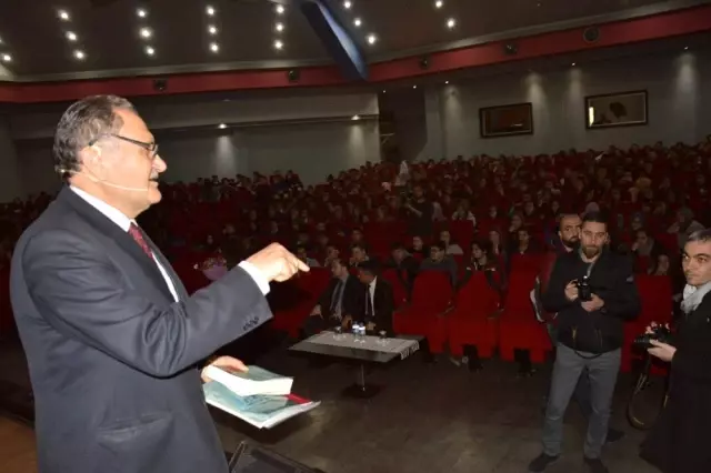 Eğitimci Yazar Kadir Keskin Gençlerle Buluştu Eğitimci Yazar Kadir Keskin Gençlerle Buluştu