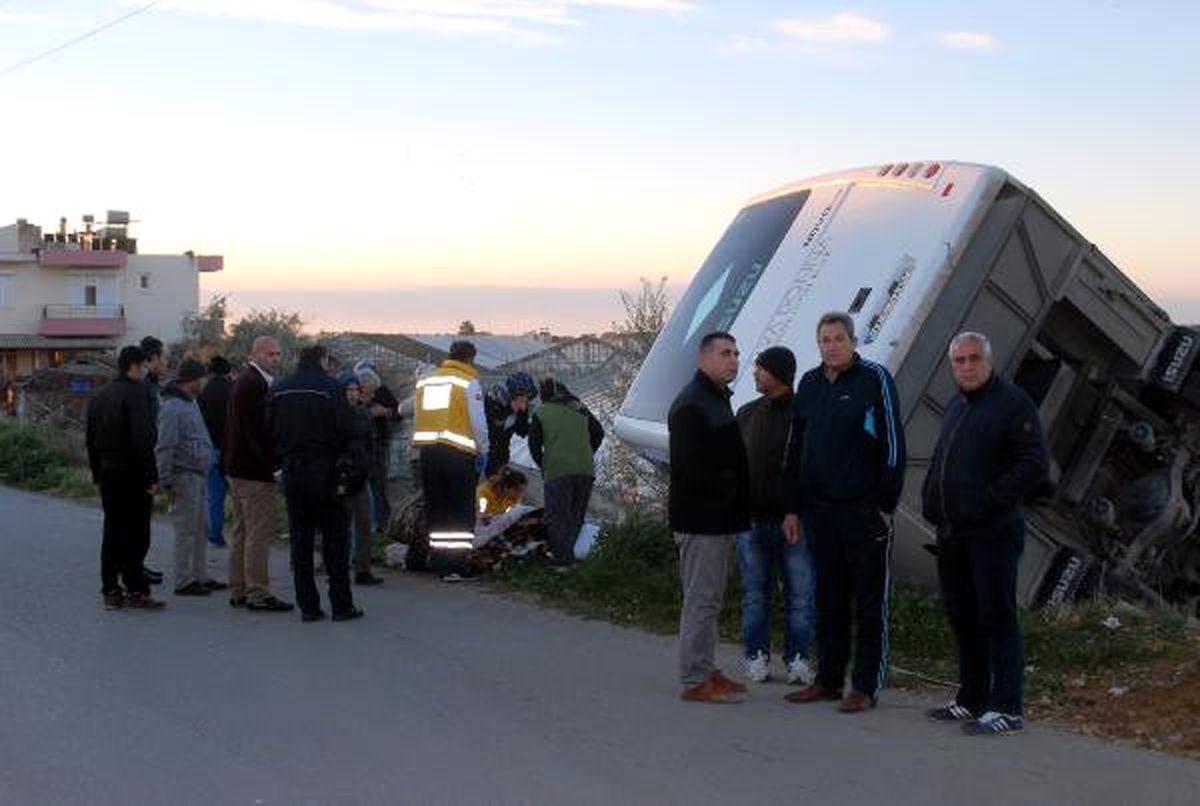 Antalya'da Otel Personelini Taşıyan Midibüs Devrildi: 6 Yaralı