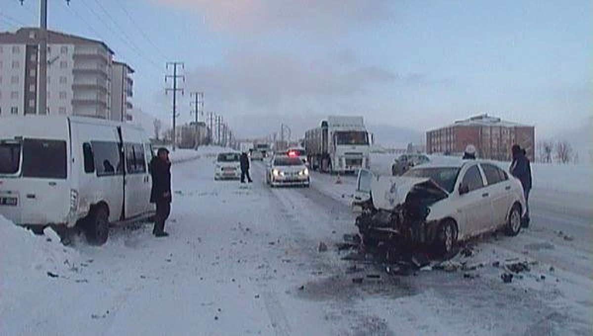 Bitlis'te Kaza: 5'i Öğrenci 6 Yaralı