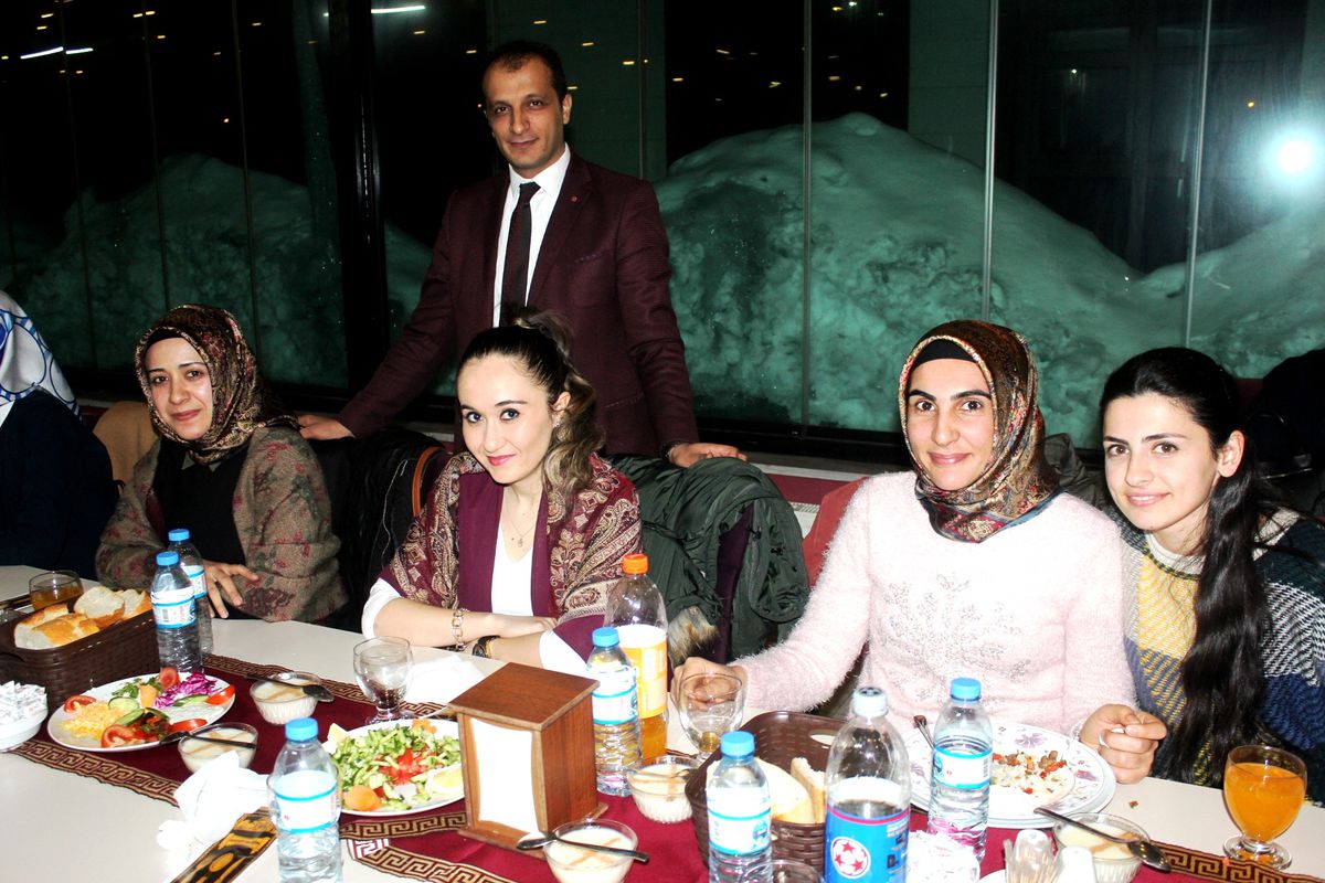Ağrı İpek Yolu Ortaokulu Öğretmenleri Yemekte Bir Araya Geldi