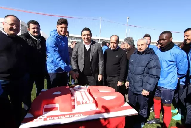 Antalyaspor Başkanı Öztürk'e Doğum Günü Kutlaması
