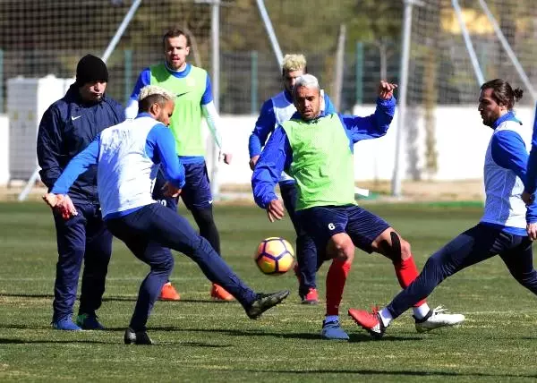 Antalyaspor Başkanı Öztürk'e Pastalı Kutlama