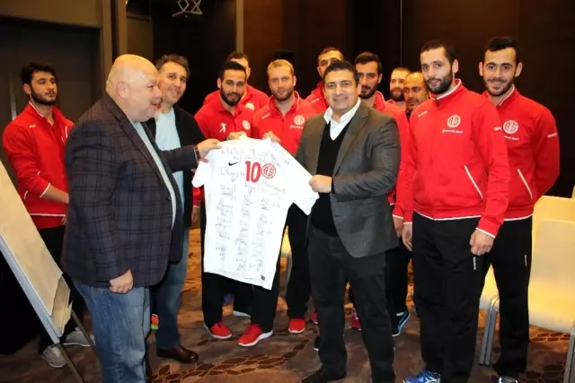 Antalyaspor Hentbol Takımı Başkan Öztürk'ün Misafiri Oldu