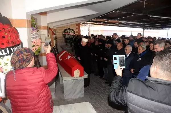 Babasının Cenazesini Cep Telefonundan İzledi