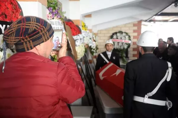 Babasının Cenazesini Cep Telefonundan İzledi