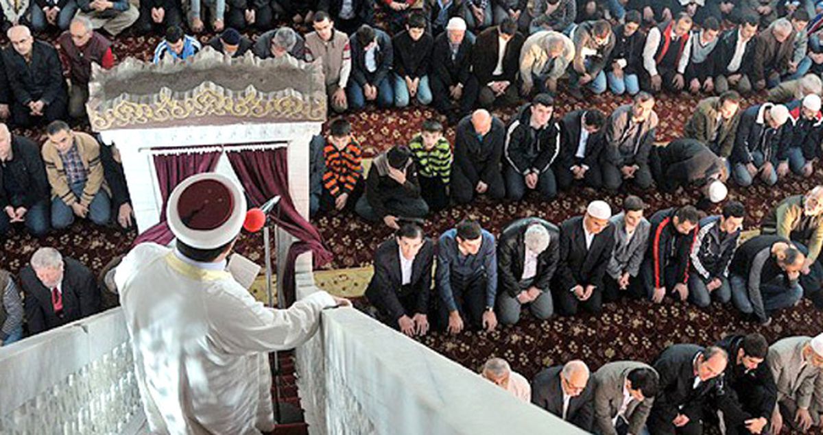 Diyanet'e Sızan FETÖ'cüler Cuma Hutbesi Diye Zaman Köşe Yazısını Okumuş