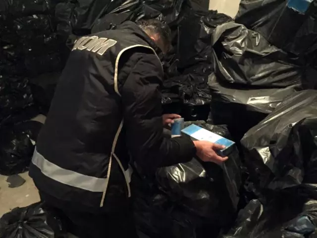 İzmir'de Kaçakçılara Darbe 330 Bin Paket Kaçak Sigara Ele Geçirildi