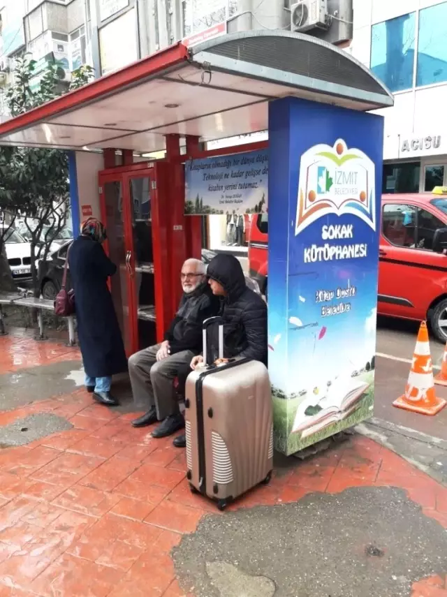 İzmit'te Sokak Kütüphanelerine Zarar Veriliyor
