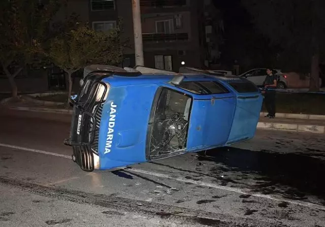 Jandarma Aracı Şişe Toplayan Şahısın Üzerine Devrildi