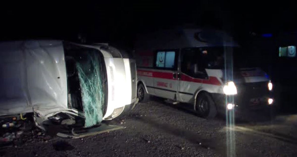 Kaçak Göçmenleri Taşıyan Minibüs Devrildi: 7 Yaralı