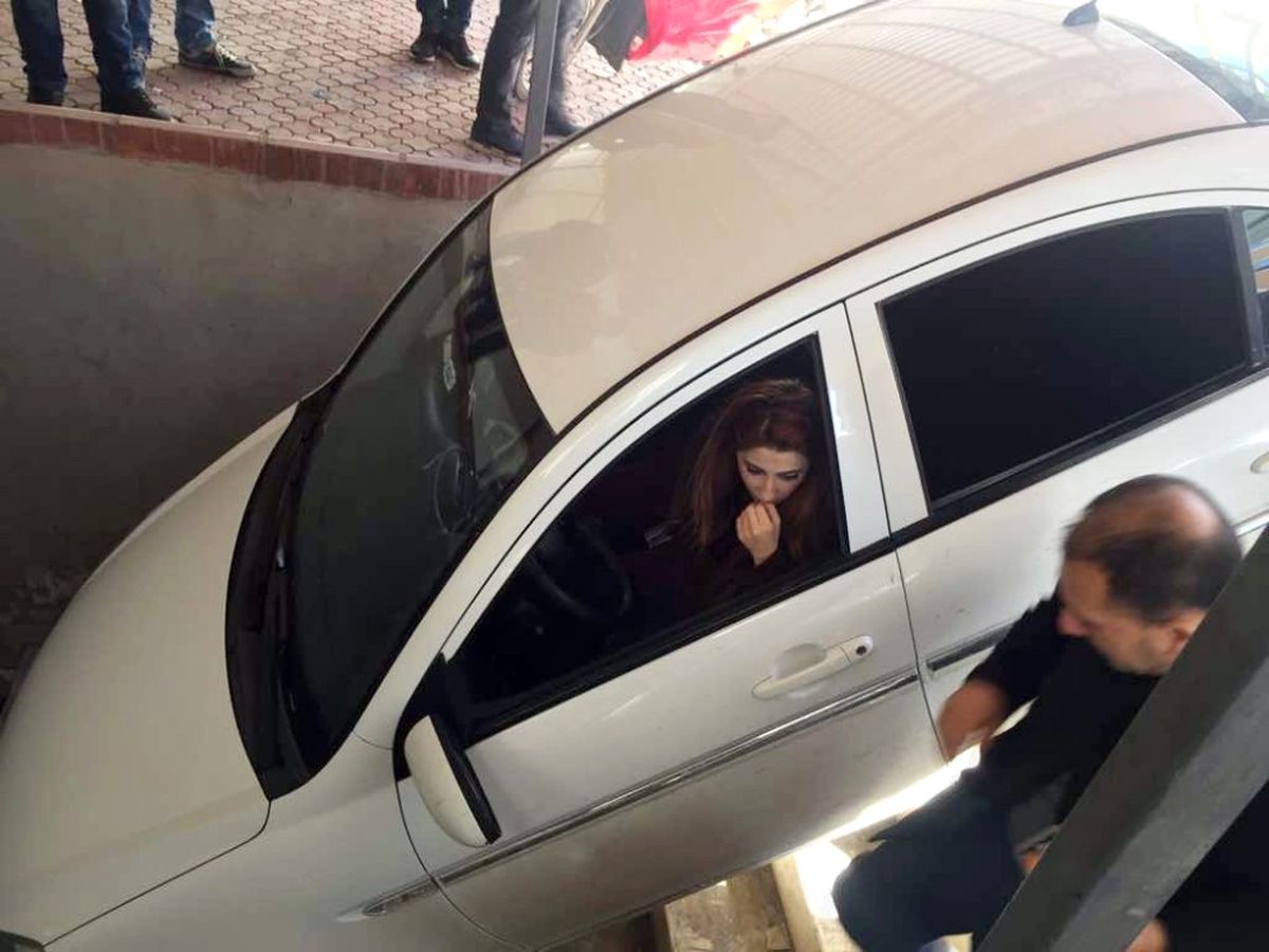 Merdivenleri Fark Etmeyen Kadın Sürücü Kaza Yaptı