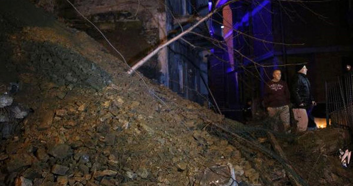 Şişli'de Sokağın İstinat Duvarı Çöktü