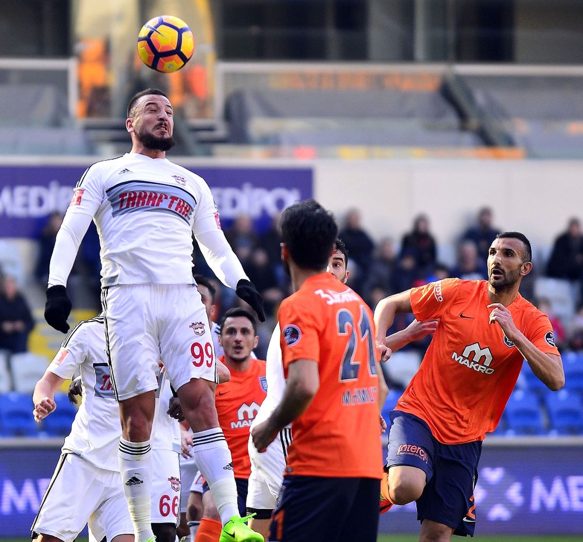 Başakşehir'de Kan Kaybı Sürüyor