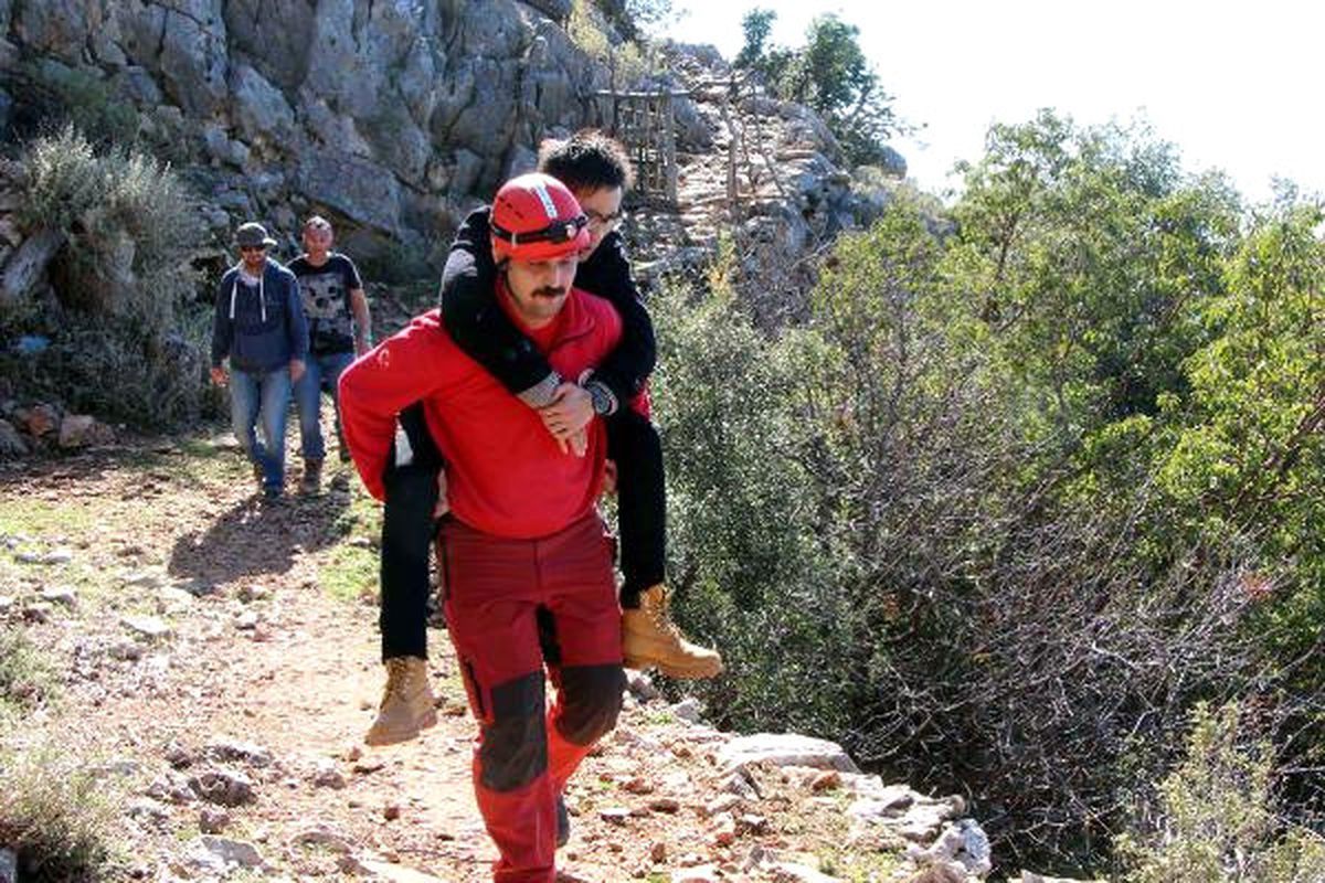 Paraşüt Kazasında Yaralanan Çinli Turisti Sırtında Taşıdı