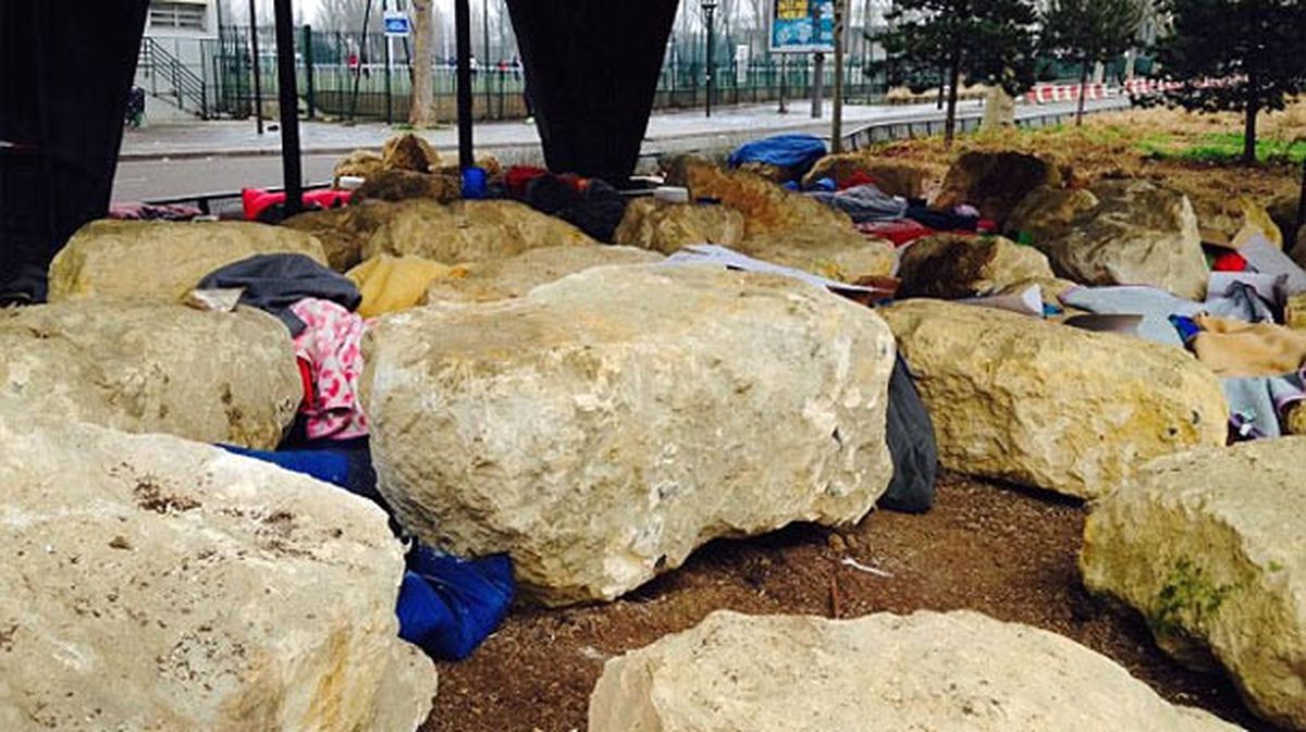 Paris'te Mültecilerin Uyuduğu Köprü Altına Büyük Kayalar Yerleştirildi