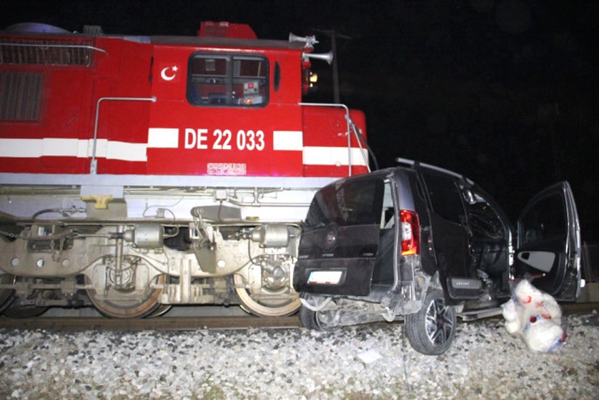 Tren, Otomobile Çarptı: 1 Ölü, 4 Yaralı