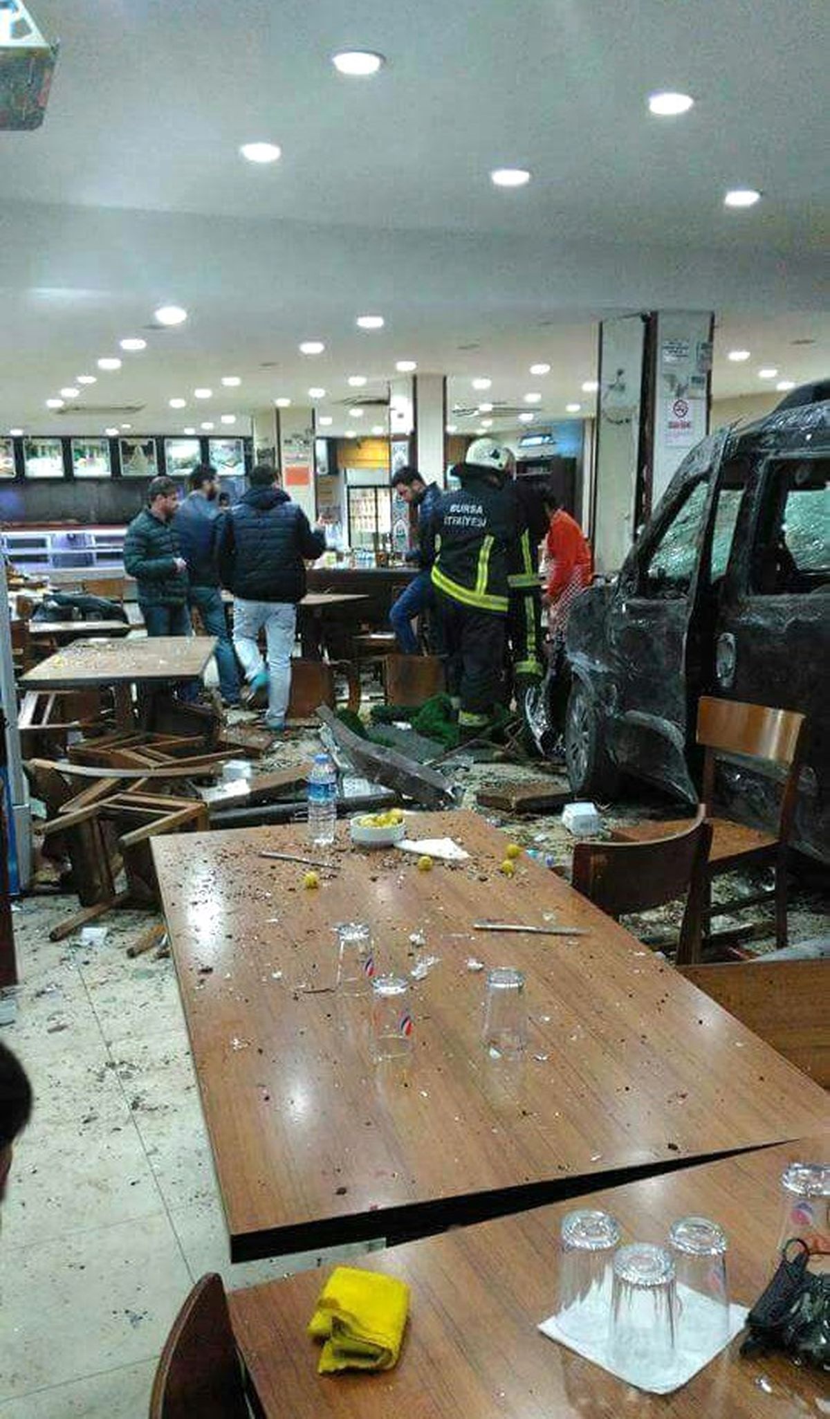 Bursa'nın Ünlü Restoranına Dalan Araç Müşterileri Ezdi!
