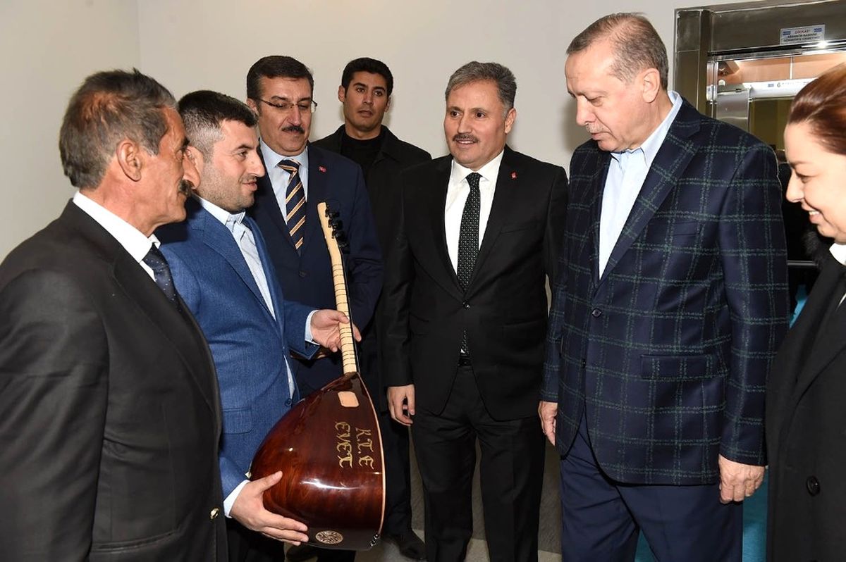 Cumhurbaşkanı Erdoğan'a Belediye Ziyaretinde 'Tay' Sürprizi
