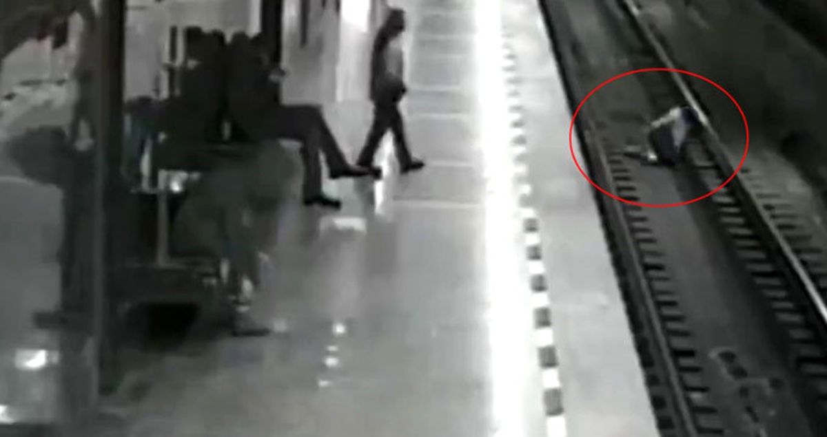 Bir Adam, Tren Raylarına Düşen Çocuğu Tereddüt Etmeden Kurtardı