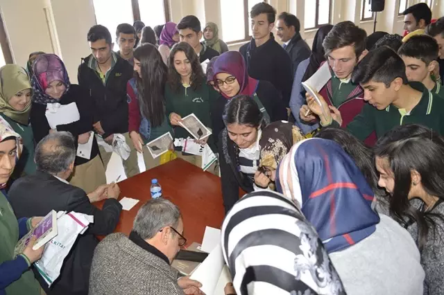 Erzurum'da 'Öğrenci-Yazar Buluşması' Devam Ediyor Erzurum'da 'Öğrenci-Yazar Buluşması' Devam Ediyor