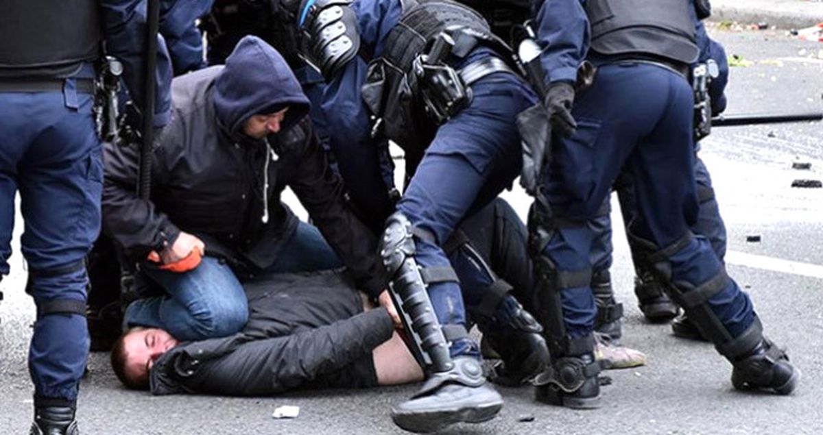 Fransa'da Polis Şiddetini Protesto Eden Yüzlerce Kişi Bir Araya Geldi