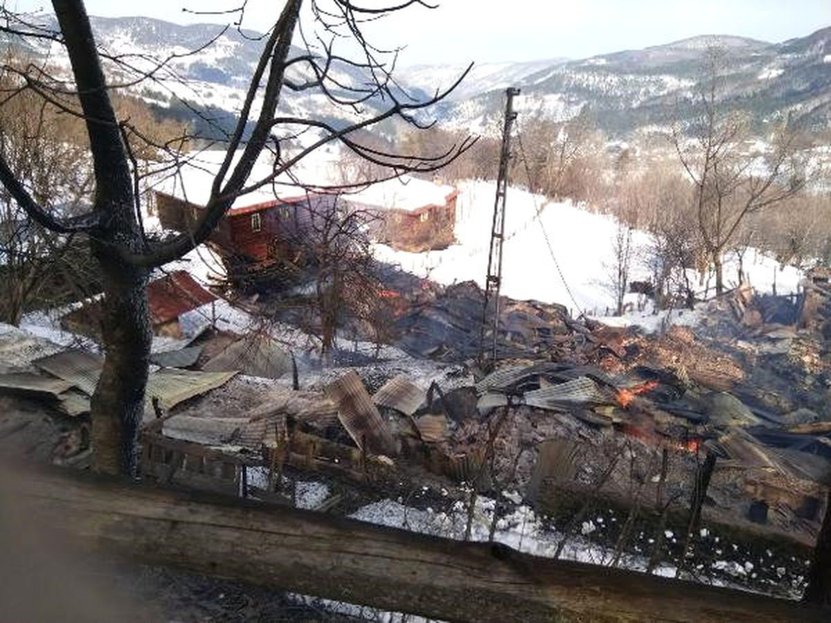 Kastamonu'da Bir Evde Çıkan Yangın Komşu Evlere Sıçradı: 7 Ev Kül Oldu