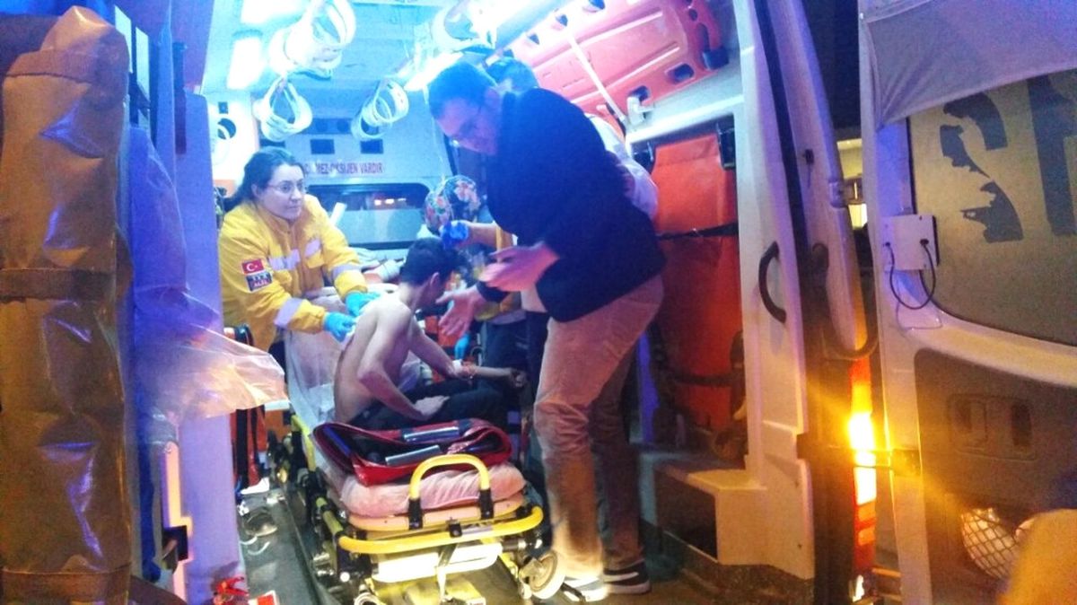 Tramvaya Ücretsiz Binen Suriyelileri Uyaran Gençler Bıçaklandı