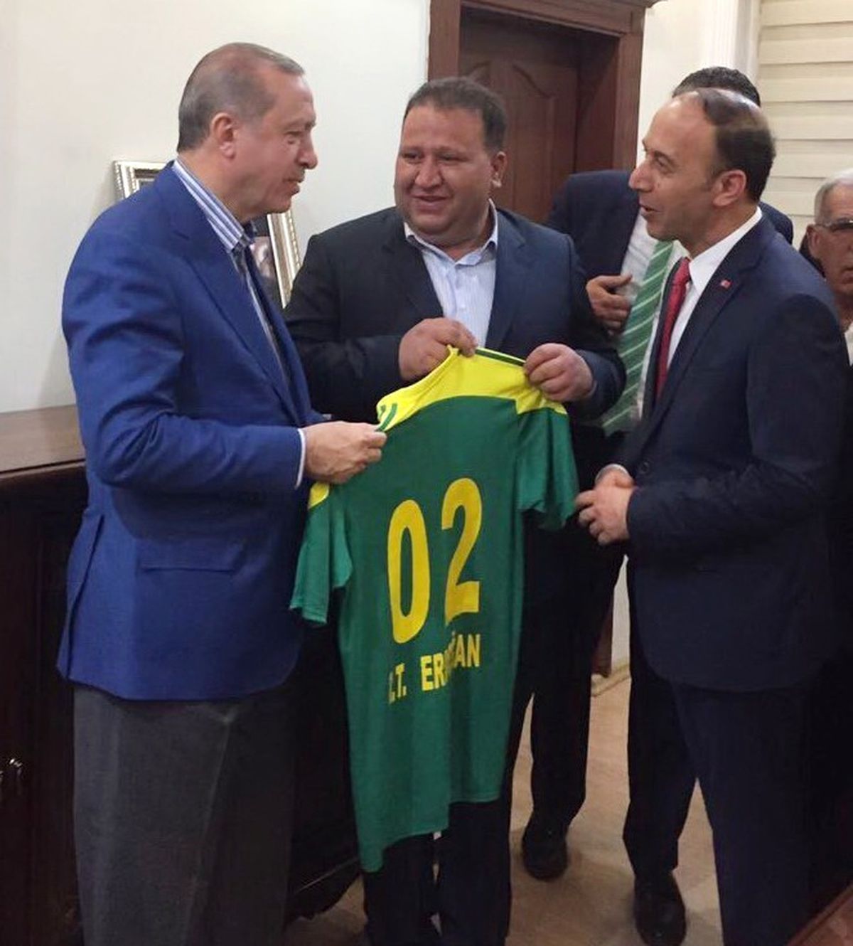 Cumhurbaşkanı Erdoğan'a Özel Forma Hediye Edildi
