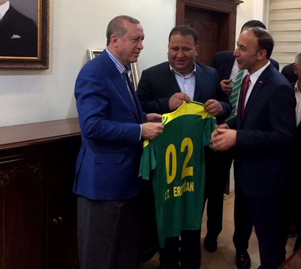 Cumhurbaşkanı Erdoğan'a Özel Forma Hediye Edildi