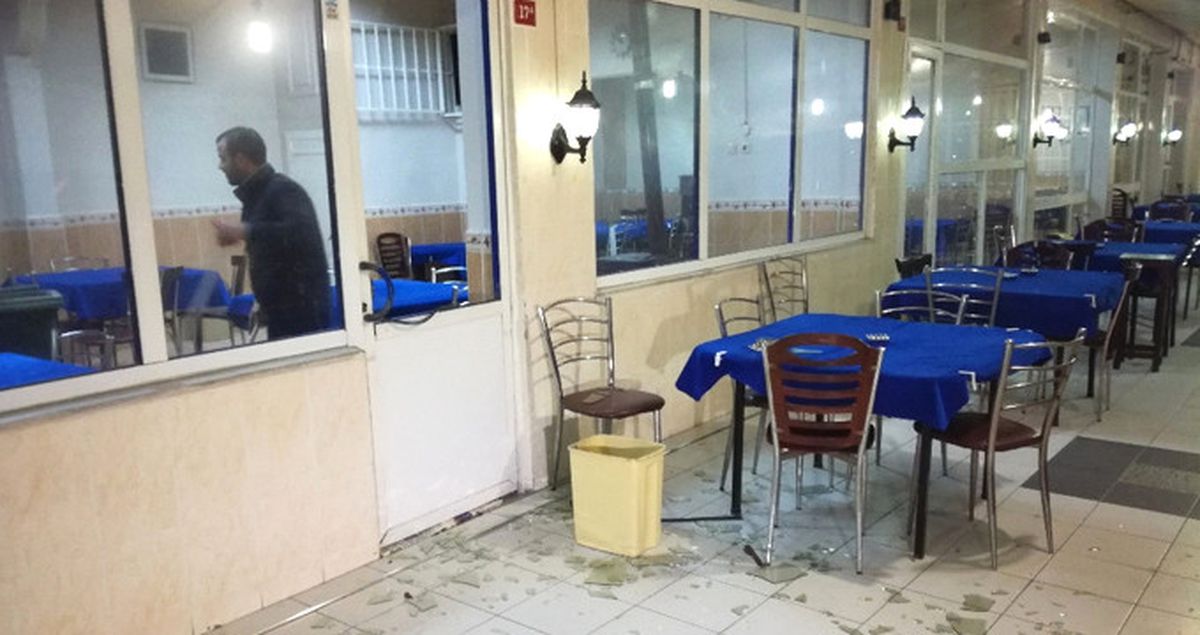 İstanbul'da Silahlı İki Kişi Kahvehaneye Girip İçeridekileri Taradı!