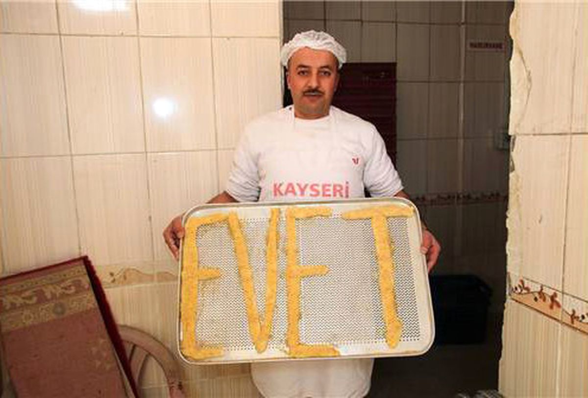 Sivaslı Fırıncı 'Evet' Yazılı Ekmek Üretti