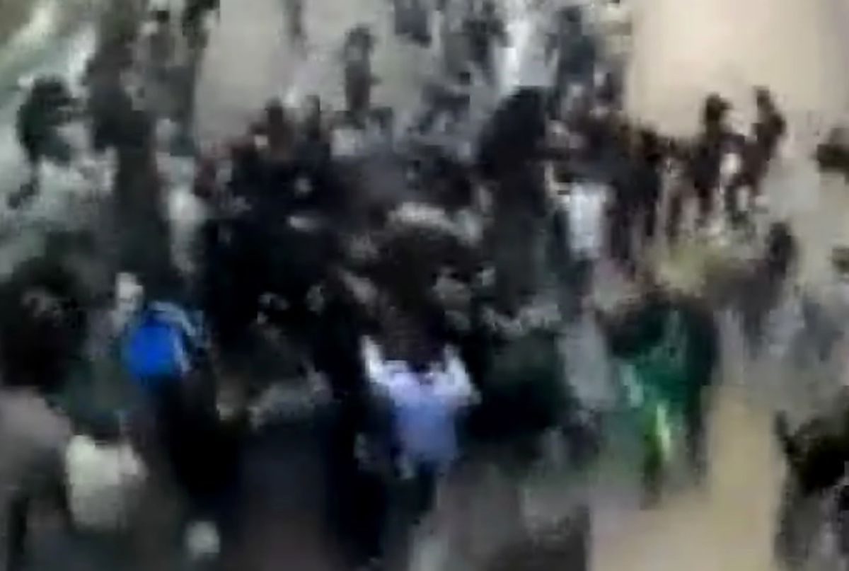 İran'da İsyan Eden Halk, Devrim Muhafızlarına Meydan Dayağı Attı