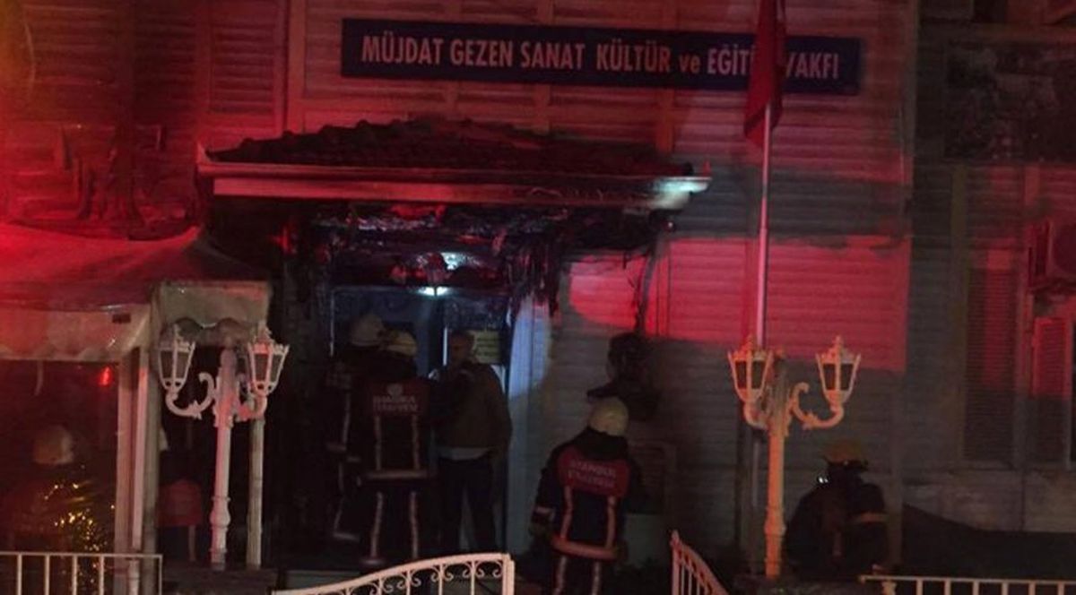 Müjdat Gezen Sanat Merkezi'nde Şüpheli Yangın!
