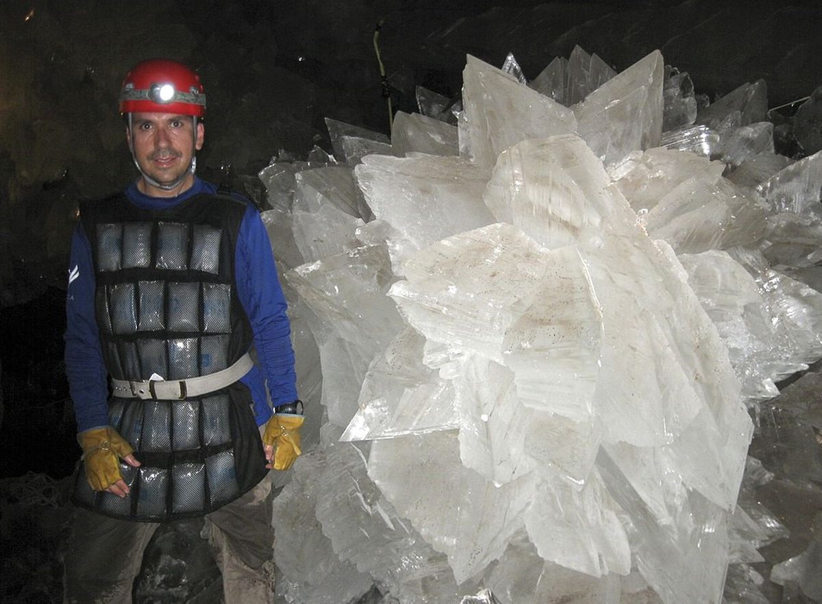 NASA, Mağaradaki Kristallerin İçinde 50.000 Yıllık Yaşam Formları Tespit Etti