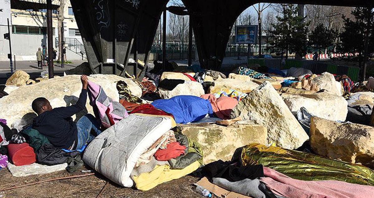 Sığınmacı Örgütünden Paris'te Köprü Altına Yerleştirilen Kayalara Tepki